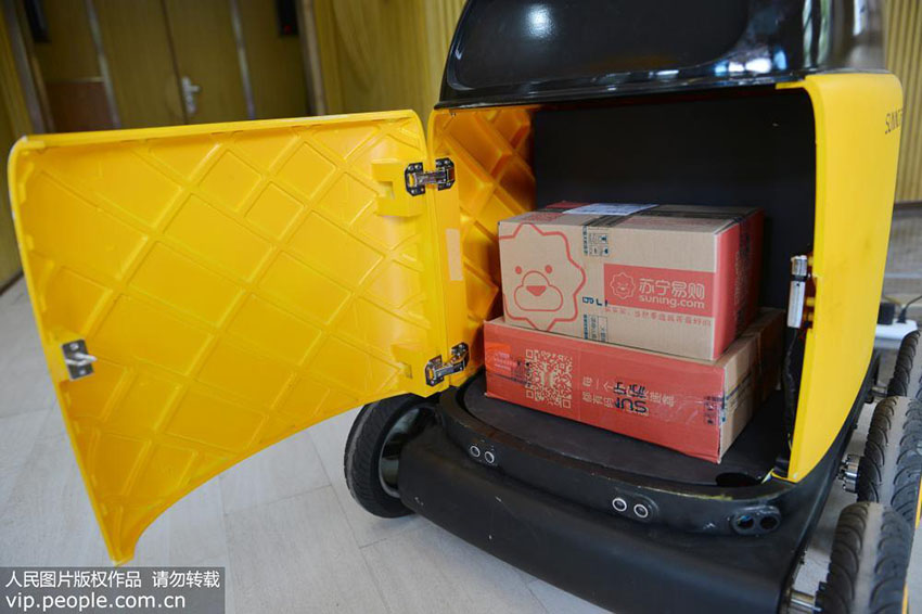 Primeiro veículo automático de entrega expressa em funcionamento em Nanjing