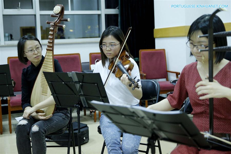 Apresenta??o musical gratuita realizada em hospital em Beijing