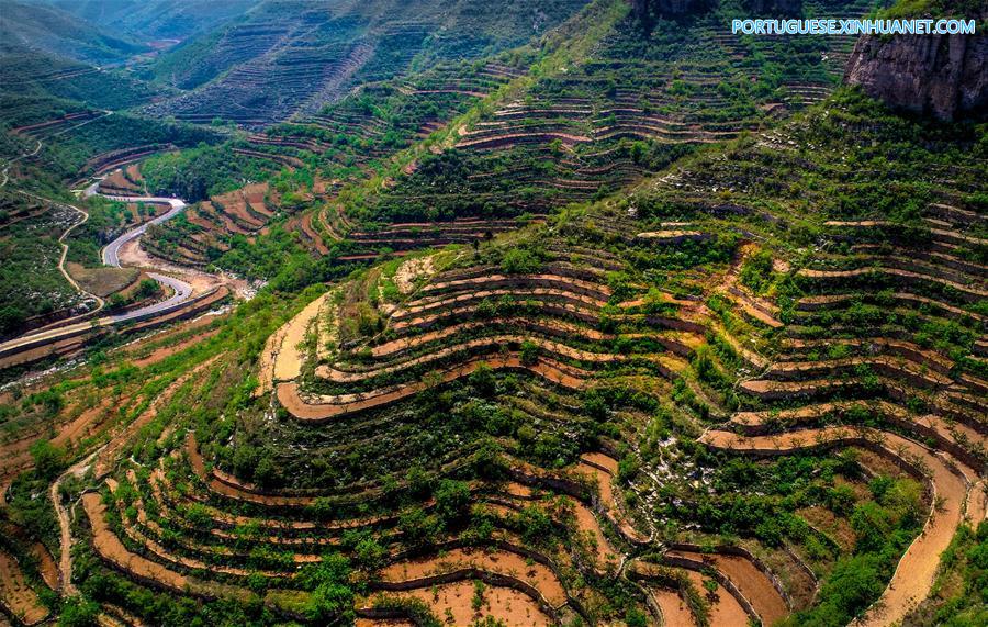 Terra?os e estradas na província de Hebei, norte da China