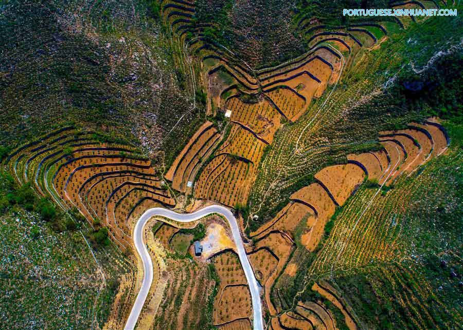 Terra?os e estradas na província de Hebei, norte da China