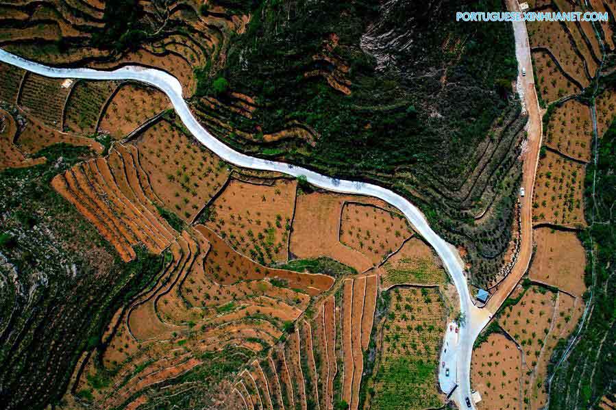 Terra?os e estradas na província de Hebei, norte da China