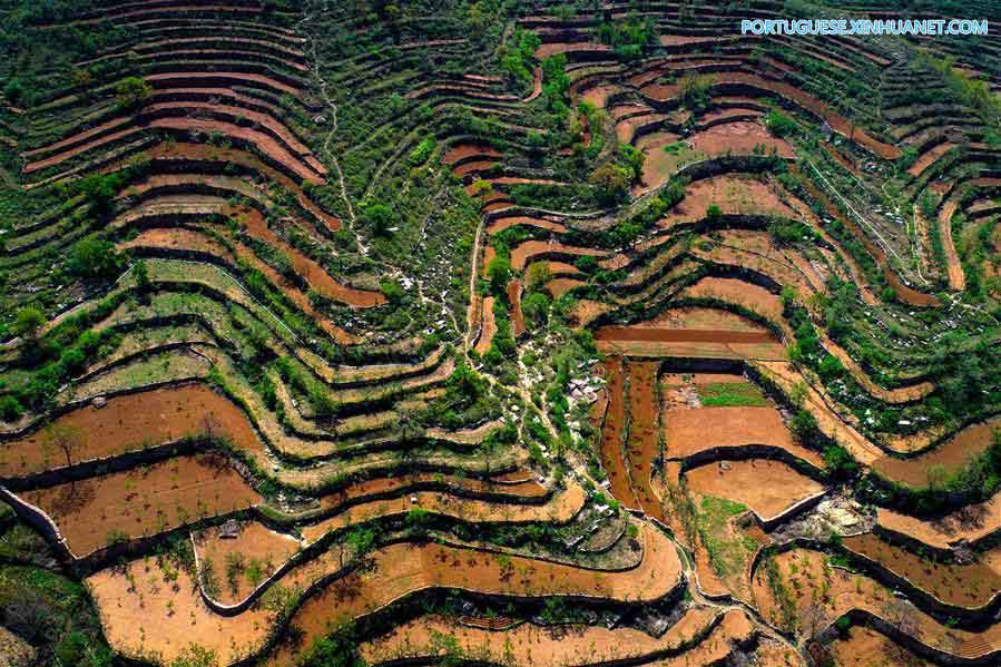 Terra?os e estradas na província de Hebei, norte da China