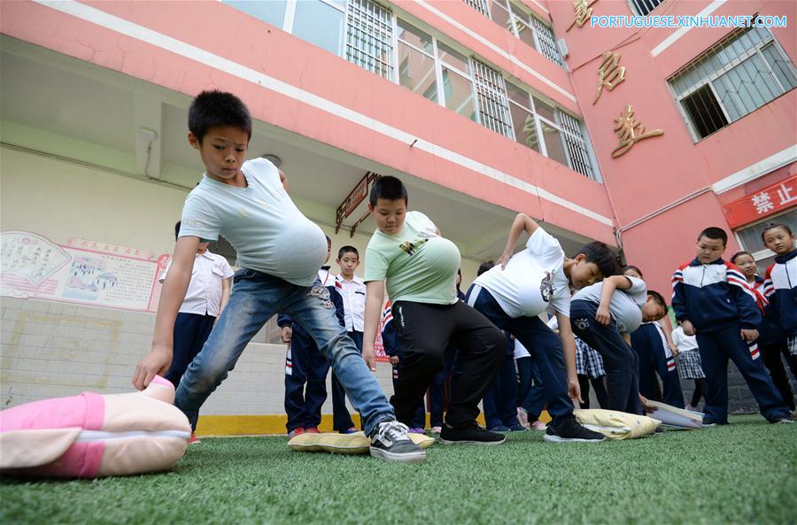Alunos celebram próximo Dia das M?es em Handan, norte da China
