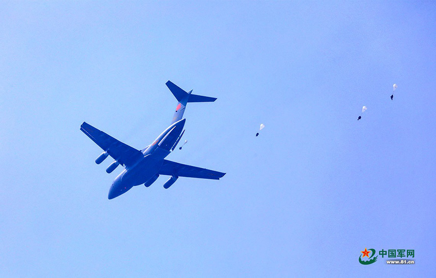 Grande avi?o transportador Y-20 realiza voo teste