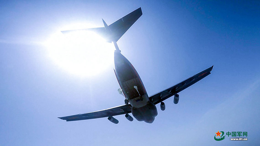 Grande avi?o transportador Y-20 realiza voo teste