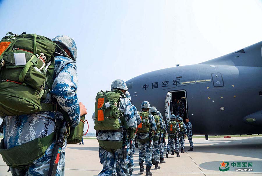 Grande avi?o transportador Y-20 realiza voo teste