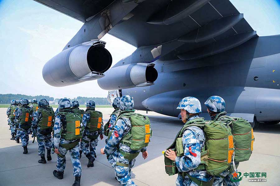 Grande avi?o transportador Y-20 realiza voo teste