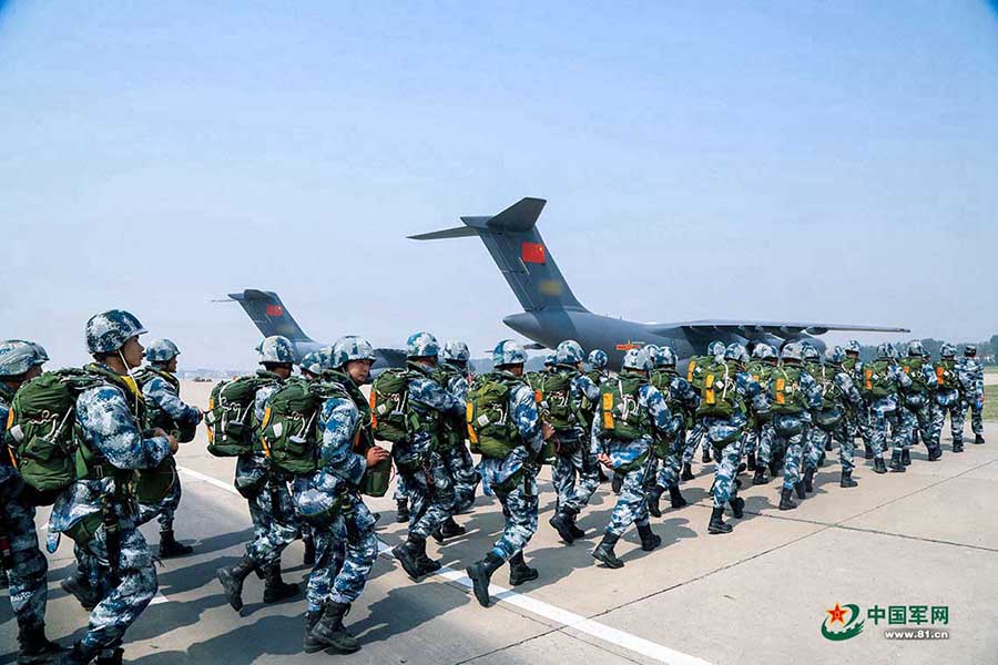 Grande avi?o transportador Y-20 realiza voo teste