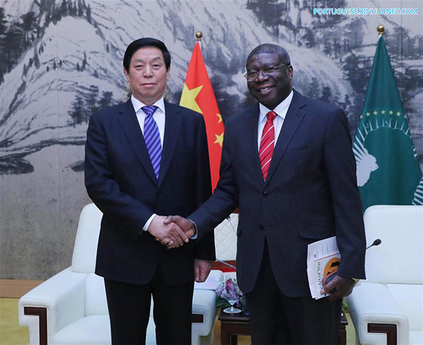 Chefe do Legislativo chinês reúne-se com presidente interino da Comiss?o da UA e pede maior coopera??o China-áfrica