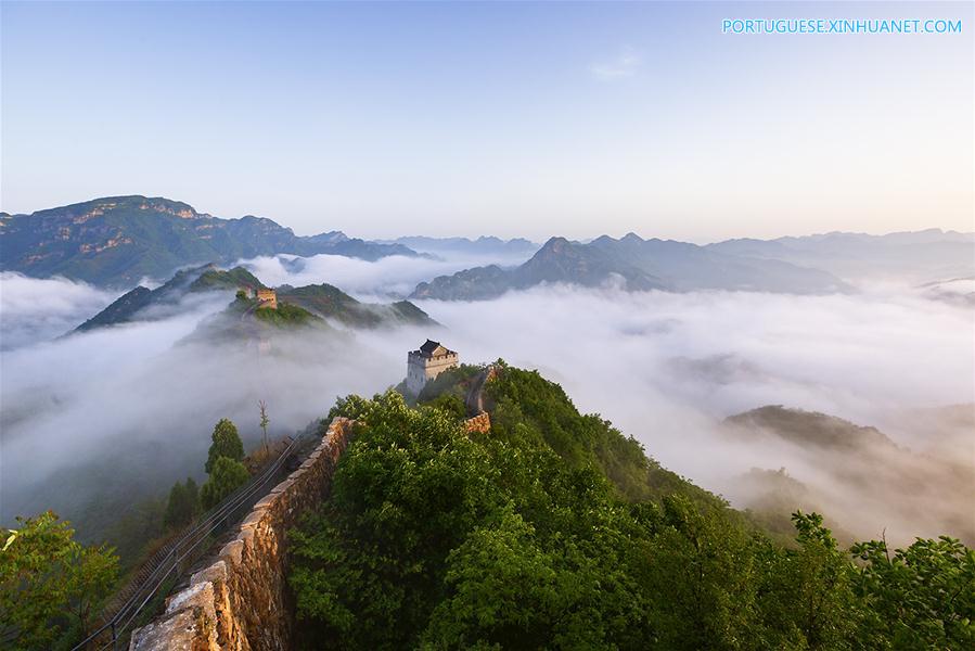 Mar de nuvens cobre se??o de Huangyaguan da Grande Muralha