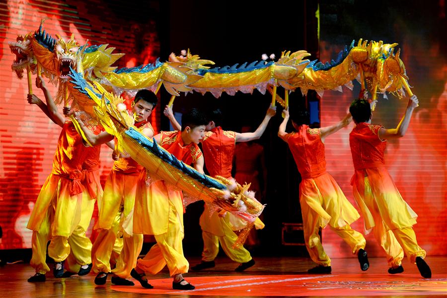 Alunos de escolas de educa??o especial se apresentam em show de talentos em Xi'an