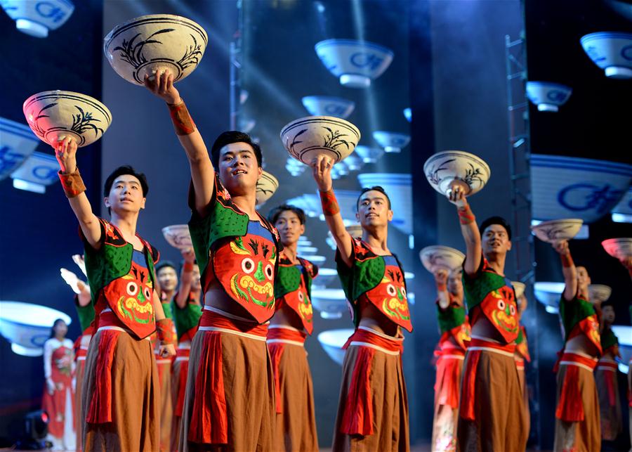 Alunos de escolas de educa??o especial se apresentam em show de talentos em Xi'an