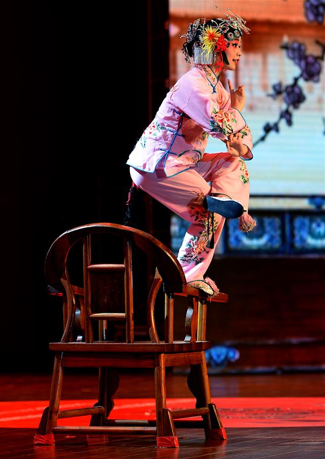 Alunos de escolas de educa??o especial se apresentam em show de talentos em Xi'an