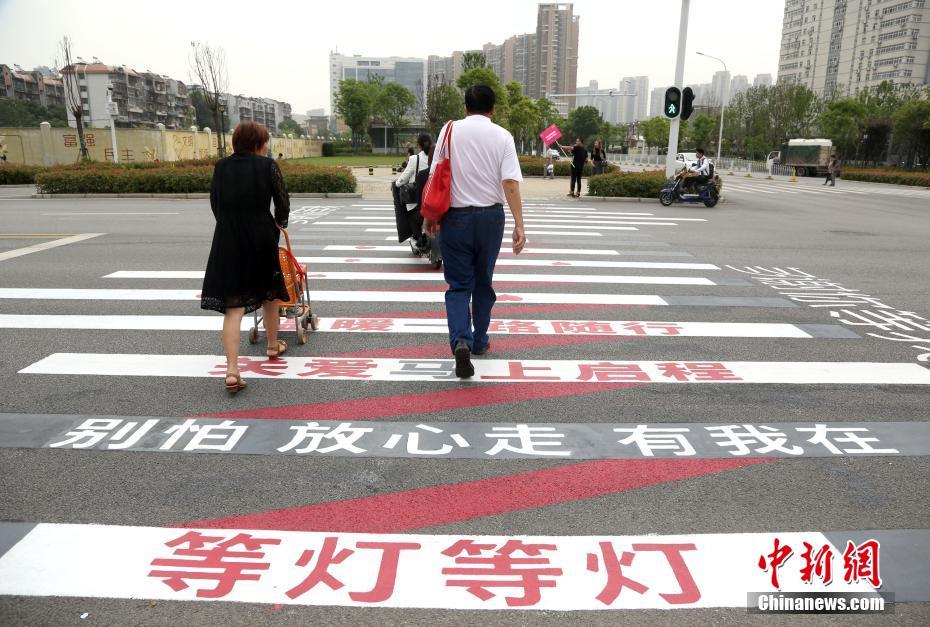 Mensagens em passadeiras chamam pedestres à aten??o em Wuhan