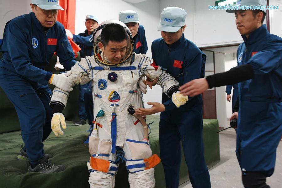 Astronautas chineses concluem treinamento de sobrevivência no deserto