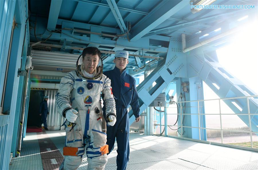 Astronautas chineses concluem treinamento de sobrevivência no deserto