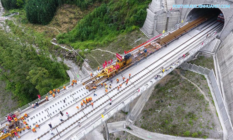 Instala??o dos trilhos da se??o de Sichuan da ferrovia Chengdu-Guiyang é concluída