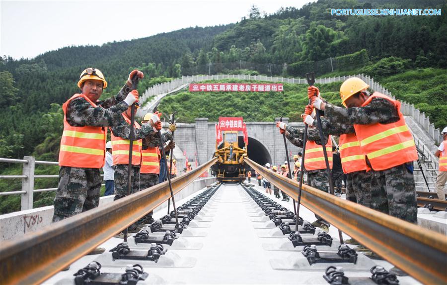 Instala??o dos trilhos da se??o de Sichuan da ferrovia Chengdu-Guiyang é concluída