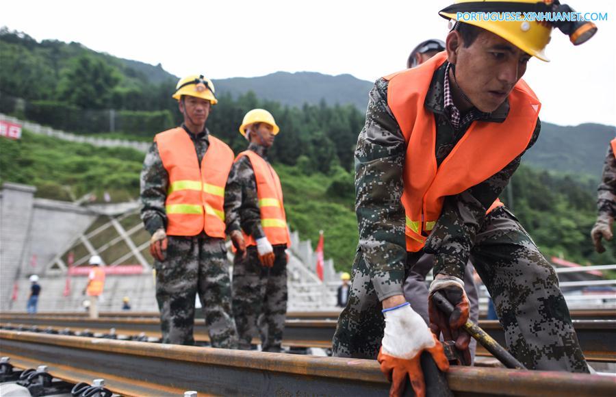 Instala??o dos trilhos da se??o de Sichuan da ferrovia Chengdu-Guiyang é concluída