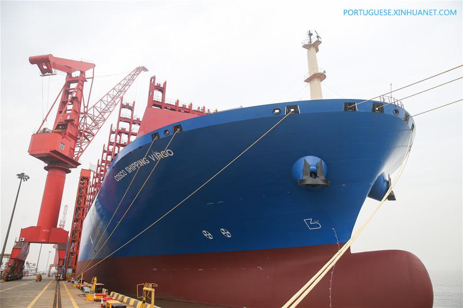 Construtor naval chinês entrega grande navio porta-contêineres