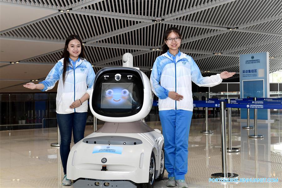 Voluntários no centro de mídia preparados para cúpula da OCS em Qingdao