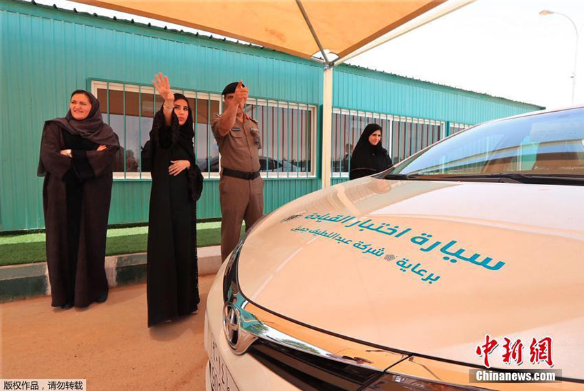 Arábia Saudita entrega as primeiras dez cartas de condu??o a mulheres