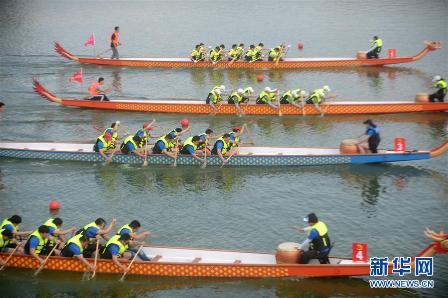 Yangzhou realiza competi??o de barcos do drag?o para receber Festival 