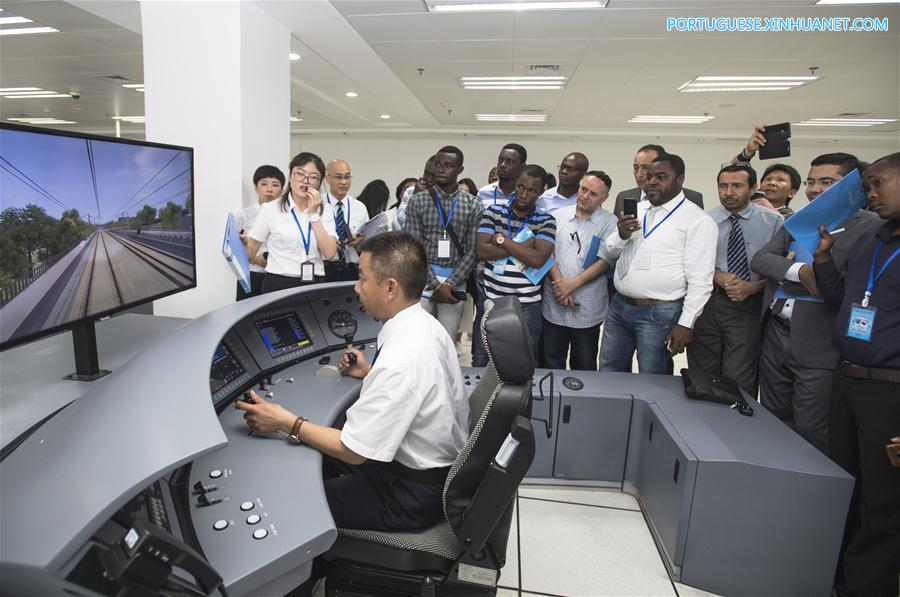 Executivos ferroviários estrangeiros visitam base de treinamento para funcionários de ferrovias de alta velocidade