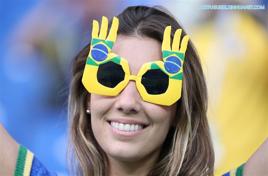 Torcedores brasileiros comparecem ao primeiro jogo do Brasil na Copa do Mundo