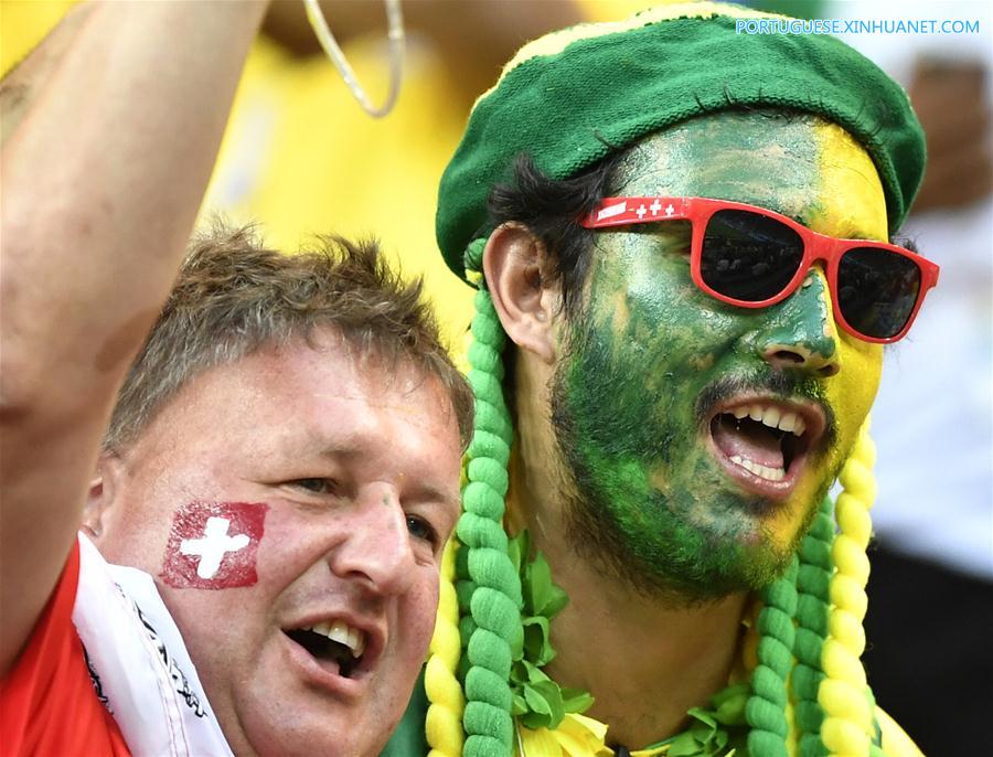 Torcedores brasileiros comparecem ao primeiro jogo do Brasil na Copa do Mundo