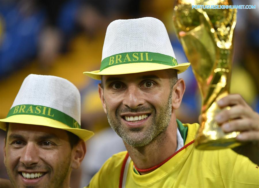 Torcedores brasileiros comparecem ao primeiro jogo do Brasil na Copa do Mundo