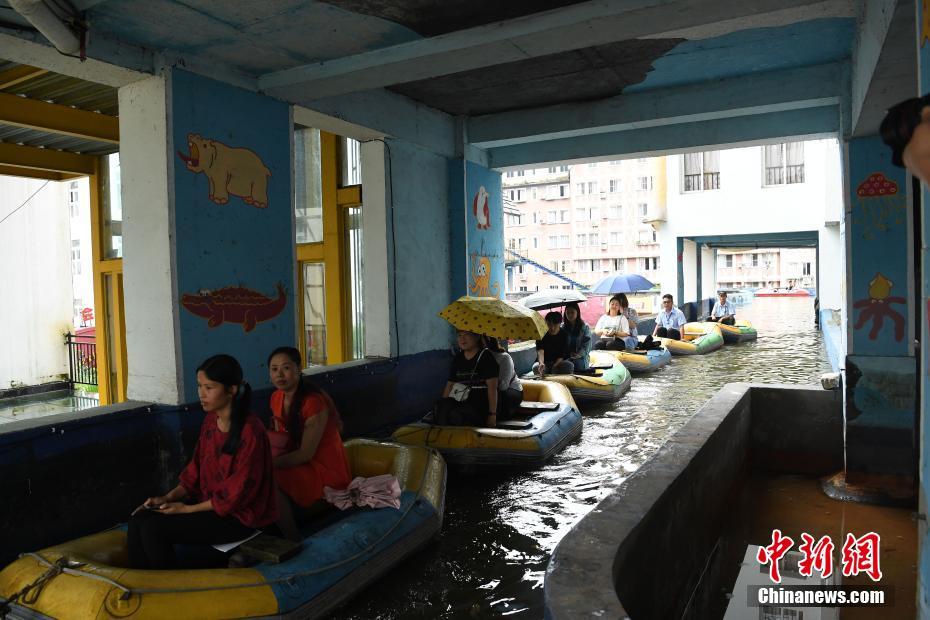 Galeria: Canal artificial torna-se viral em Chongqing