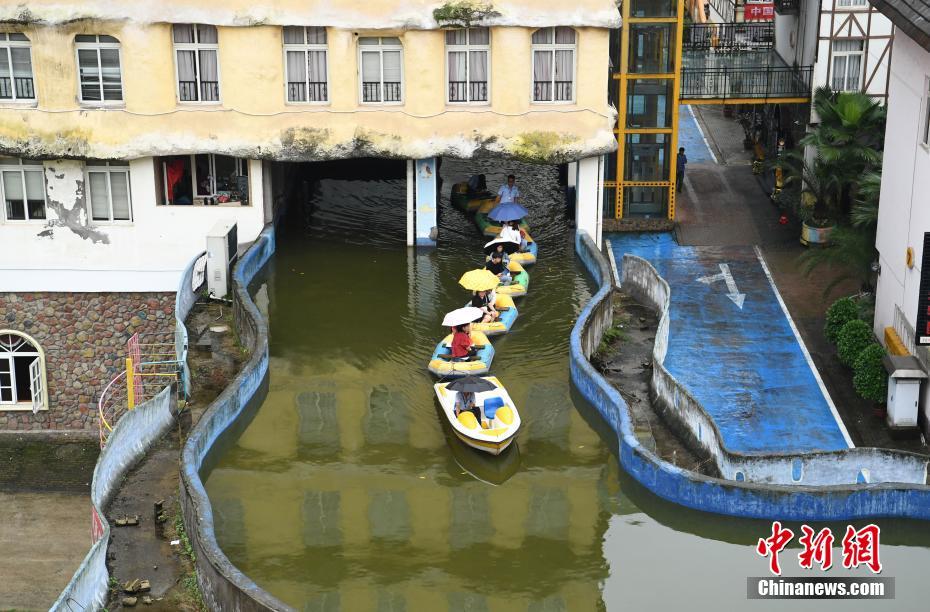 Galeria: Canal artificial torna-se viral em Chongqing