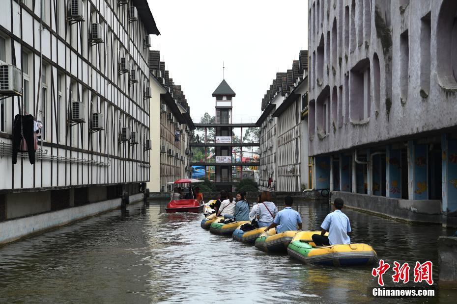 Galeria: Canal artificial torna-se viral em Chongqing