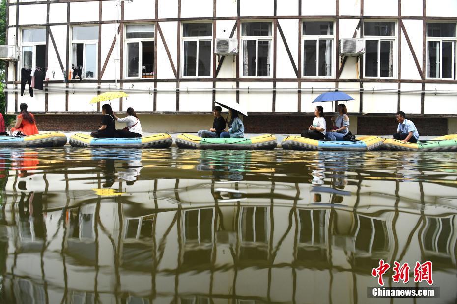 Galeria: Canal artificial torna-se viral em Chongqing