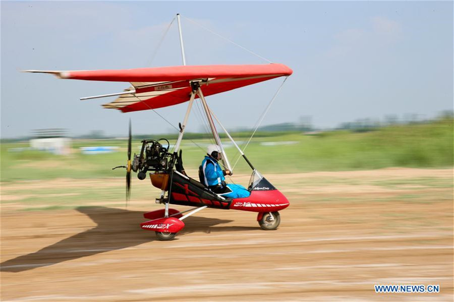 Agricultor chinês compartilha sua paix?o por esportes aéreos