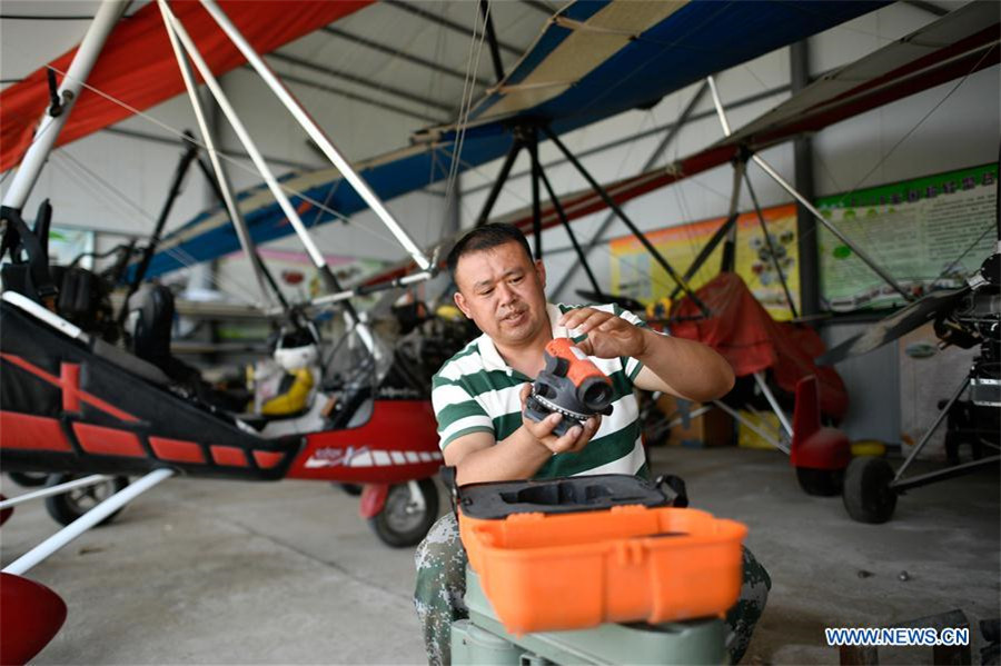 Agricultor chinês compartilha sua paix?o por esportes aéreos