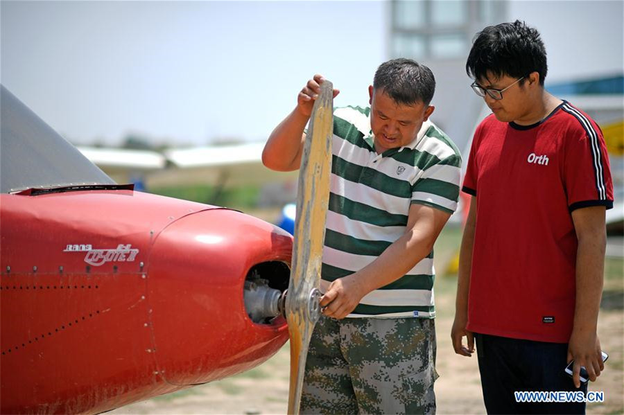 Agricultor chinês compartilha sua paix?o por esportes aéreos