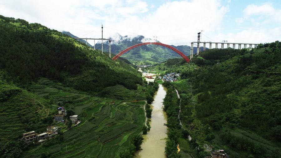 Guizhou: Constru??o da ponte de arco mais extensa do mundo concluída