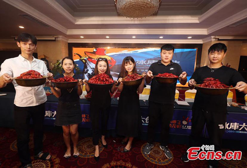 Insólito: Provadores profissionais de lagostins, uma nova ocupa??o na China