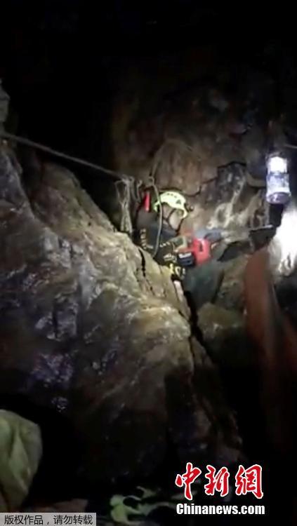 Quatro jovens retirados de caverna inundada na Tailandia