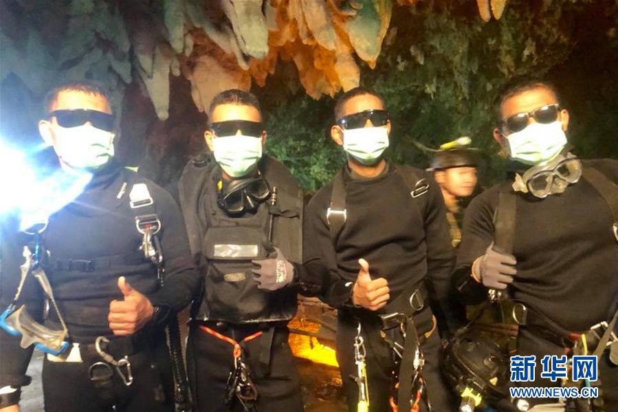 Equipa de futebol e treinador resgatados com sucesso de caverna na Tailandia