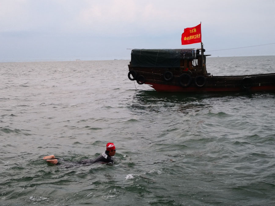 Mulher de 56 anos nada para bater recorde