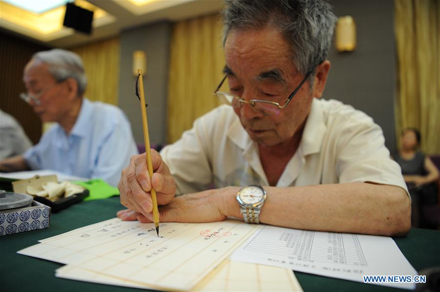 Universidade chinesa envia cartas de admiss?o manuscritas a novos alunos