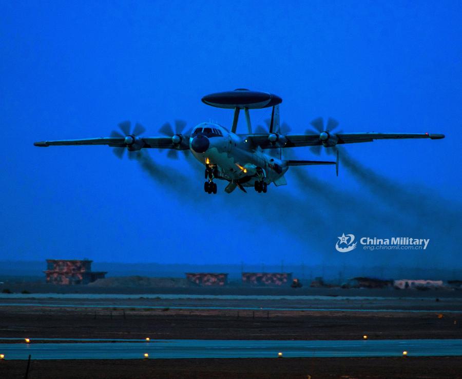 For?a Aérea realiza exercício de treinamento 