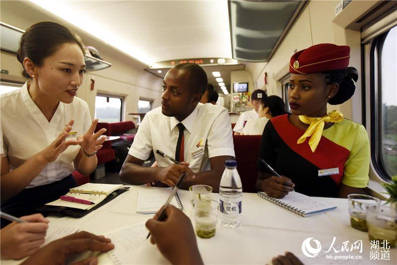 Quenianos frequentam treinamento para servir a bordo da linha ferroviária Mombasa-Nairobi