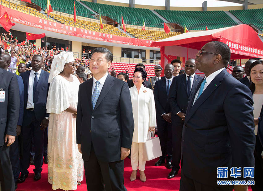 Xi assiste à cerim?nia de entrega da arena nacional de luta do Senegal