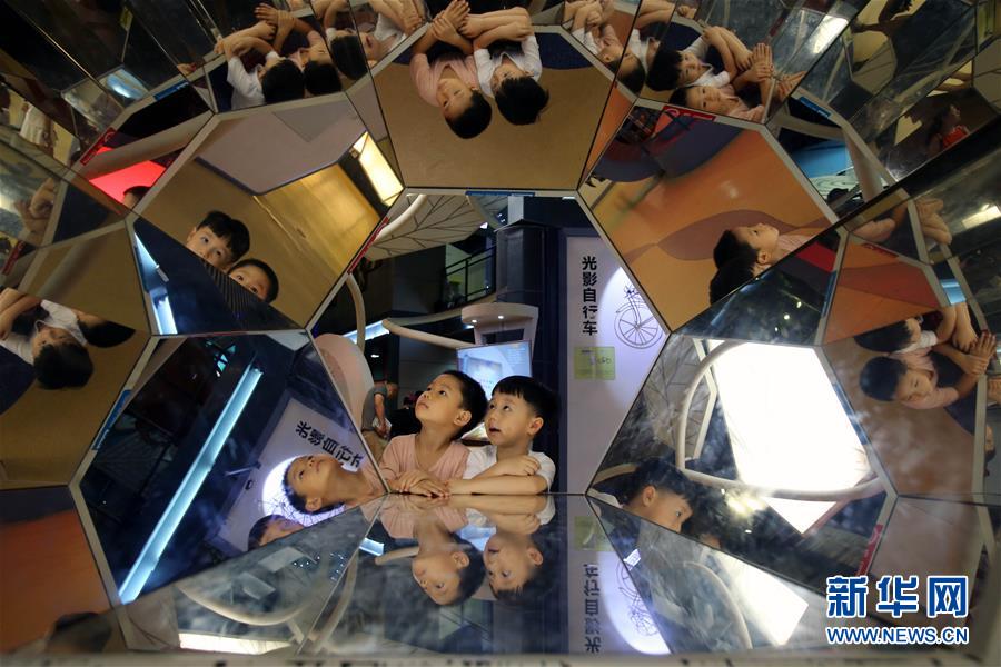 Crian?as aprendem mais sobre ciência no Museu de Ciência e Tecnologia de Xiamen