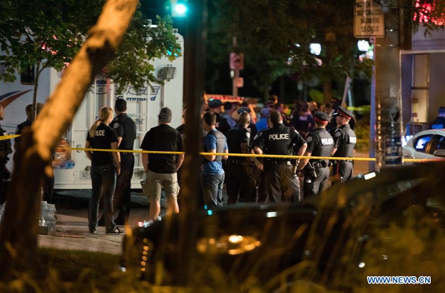 Tiroteio deixa 1 morto e 13 feridos em Toronto