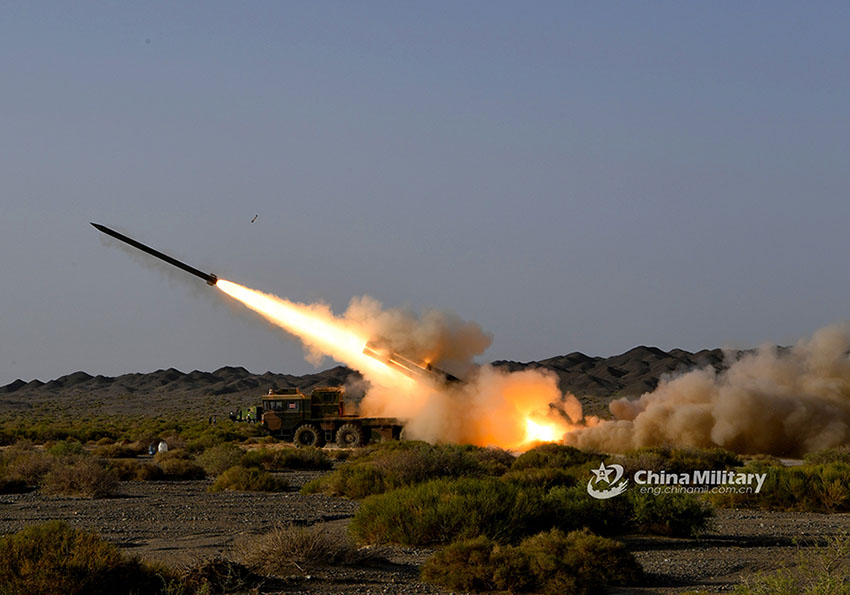 Lan?a-foguetes PHL-03 MLRS é testado no deserto de Gobi